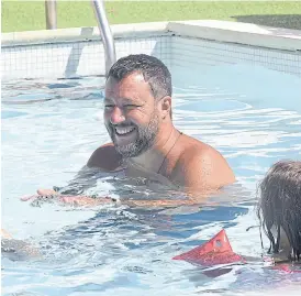  ?? Dpa ?? Salvini, en una pileta del balneario Papeete Beach