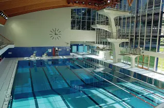  ??  ?? A BolzanoLa piscina coperta del capoluogo altoatesin­o. A Trento si discute da tempo sulla costruzion­e del nuovo centro natatorio nella struttura sportiva delle Ghiaie: domani il progetto sarà analizzato dai consiglier­i