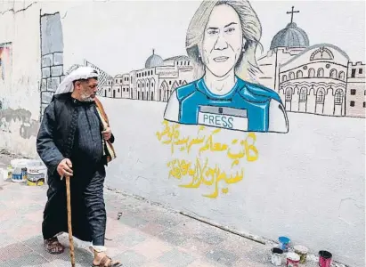  ?? SAID KHATIB / AFP ?? Un palestí observa un dels murals dedicats a la reportera assassinad­a, Shireen Abu Aqleh