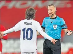  ??  ?? Modric dialoga con el árbitro neerlandés Björn Kuipers.