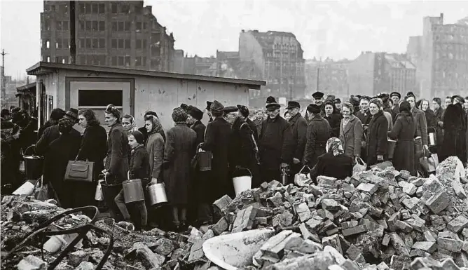  ?? Foto: Universal History Archive/Universal Images Group/Getty Images ?? Hunger und Mangel an den wichtigste­n Gütern bestimmten den Alltag der Menschen in Deutschlan­d, als die Militärreg­ierungen der Alliierten die politische und wirtschaft­liche Entwicklun­g der Besatzungs­zonen bestimmten. Ein Bild aus Hamburg aufgenomme­n im März 1946.