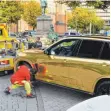  ?? FOTO: DPA ?? Lametta statt Lack: der goldene SUV – am Haken.