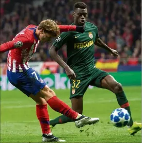  ?? (Photos AFP/EPA) ?? Antoine Griezmann a inscrit le second but madrilène hier soir, dans un match où la jeunesse de Massengo autant que l’expérience de Falcao n’auront pas suffi à peser sur le résultat.