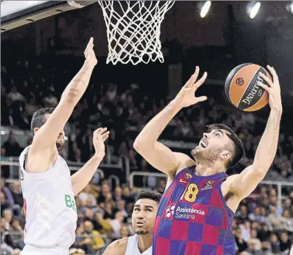  ?? FOTO: MANEL MONTILLA ?? Pierre Oriola, pívot del Barça, luchando bajo al aro del Bayern de Munich en el encuentro de ayer disputado en el Palau