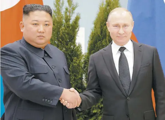  ?? PHOTO AFP ?? Après une poignée de main, le leader nord-coréen Kim Jong-un s’est entretenu avec le président russe Vladimir Poutine.
