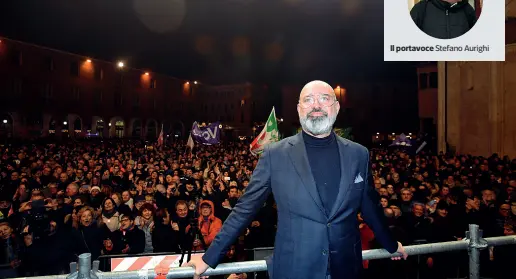  ??  ?? La grande festa Bonaccini sul palco in piazza a Modena lunedì sera dopo la vittoria alle Regionali con il 51,4% dei consensi