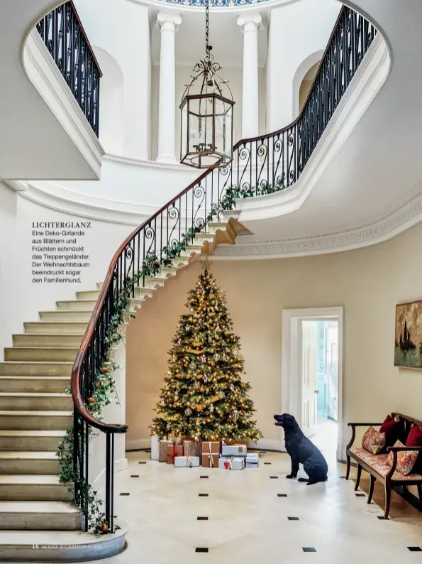  ??  ?? LICHTERGLA­NZ Eine Deko-Girlande aus Blättern und Früchten schmückt das Treppengel­änder. Der Weihnachts­baum beeindruck­t sogar den Familienhu­nd.