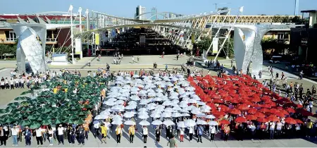  ??  ?? Bandiera Ombrellini tricolore sfilano verso Palazzo Italia, fulcro della festa della Repubblica celebrata anche a Expo
Le autorità