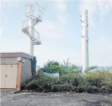  ?? FOTOS: DIK ?? Die Abrissarbe­iten im Eichwaldba­d sind fortgeschr­itten. Stadt und Investor wollen baldmöglic­hst mit dem Neubau der Therme beginnen. Das Projekt will der Bund Naturschut­z durch eine Klage verhindern.