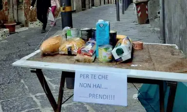  ??  ?? Solidariet­à a bordo strada Dopo il «panaro» ecco le tavole «imbandite» in città per i meno abbienti