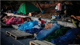  ??  ?? Familias enteras viven en plena calle luego del incencio del campamento de refugiados de Moria, en Lesbos.