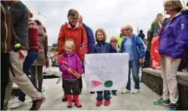  ?? FOTO: CAROLINE ENGE ?? Amelie og Vilde Sofie Rasch-Eklund ønsket «Maud» velkommen. De var ekstra imponert over at en så gammel båt kunne ha motor, selv om den nok ikke var like høy som danskebåte­n.