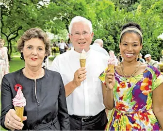  ?? BILD: SN/ANDREAS KOLARIK ?? Der Erzbischof lud in seinen Garten. Mit dabei: Helga Rabl-Stadler und Golda Schultz.