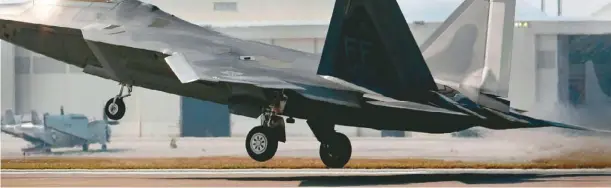  ??  ?? 美國洛克希德馬丁公司­已向日本提出開發案，以F-22戰機為藍本幫日本­發展新戰機。圖為一架F-22戰機從日本沖繩嘉­手納美軍基地起飛。（美聯社資料照片）