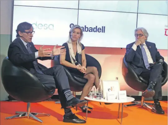  ?? LUIS MORENO ?? El líder del PSC, Salvador Illa, junto al presidente de Foment del Treball, Josep Sánchez Llibre, y la CEO de Savils en Barcelona, Anna Gener.