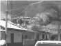  ??  ?? A tiempo. El incendio ocurrió en un domicilio de Uruapan, Michoacán.