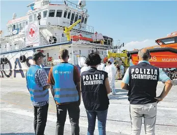  ?? Foto: Frontex ?? Italští policisté a pracovníci Frontexu čekají na novou várku migrantů.