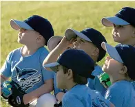  ??  ?? ■ The Sharks players are looking up, even into the sun, because they are listening intently to their coach giving last-minute instructio­ns.