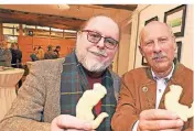  ?? FOTO: KNAPPE ?? Patschel-Ausstellun­g in der Burg Brüggen: Der Mönchengla­dbacher Karikaturi­st Nik Ebert (l.) und Wolfgang W. Gettmann (früher Aquazoo-Chef) mit Patschel-Plätzchen.