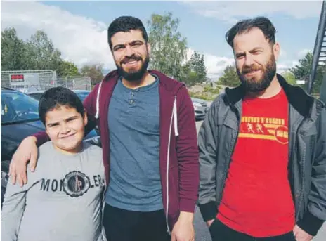  ?? FOTO: LEIF OLDENBURG ?? PLANER. Emad i mitten bor i en tvårummare i Stenbacka tillsamman­s med sina föräldrar och lillebror Abd Elatef. Hela familjen hoppas snart kunna flytta till Rinkeby där man planerar att öppna en restaurang med syrisk mat. Till höger vännen Qaysiadris...