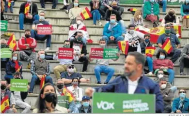  ?? JESÚS HELLÍN / EP ?? El presidente de Vox, Santiago Abascal, interviene en un acto en la plaza de toros de San Sebastián de los Reyes.