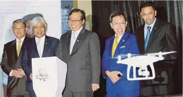  ??  ?? KETUA Menteri Sarawak Datuk Patinggi Abang Johari Tun Openg (tengah) merasmikan Karnival Kewangan Sarawak dan Pelancaran Inisiatif Perlindung­an Tenang sambil disaksikan Gabenor BNM Tan Sri Muhammad Ibrahim (dua dari kiri), semalam.