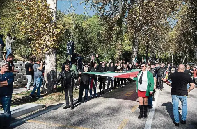  ?? Foto: Getty Images ?? Der Faschisten-Gruß ist bei Kundgebung­en der Faschisten – wie hier in Predappio in der Provinz Forlì anlässlich des 100. Jahrestage­s des faschistis­chen Marsches auf Rom – regelmäßig zu sehen.