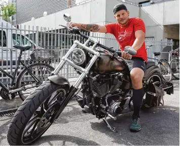  ?? Foto: Siegfried Kerpf ?? Panther Kapitän Steffen Tölzer genießt es im Sommer mit seiner Harley Davidson zum Training ins Curt Frenzel Stadion zu fah ren.