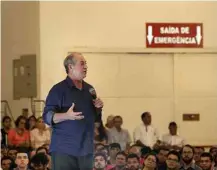  ?? Leonardo Silva - 18.dez.2017/Rota Principal/Folhapress ?? Ciro Gomes (PDT) em evento com estudantes na Paraíba