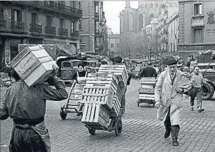  ?? IGNACIO MARROYO ?? El bullicio matinal de los alrededore­s del mercado del Born, en una foto de los años cincuenta