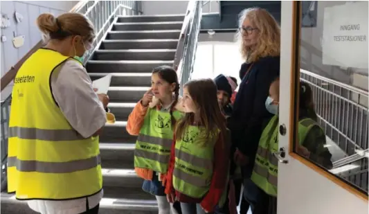  ?? Foto: Jan Tomas Espedal ?? Barna på Lakkegata skole gjør seg klar til massetesti­ng. Skyhøye smittetall har skapt økt frykt blant mange barn og foreldre.