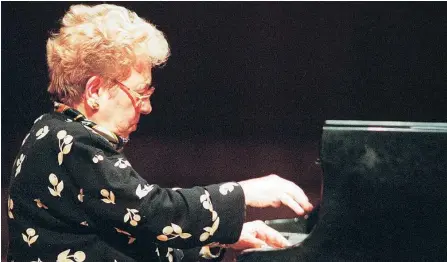  ?? ?? EFE
Fotografía de la pianista Alicia de Larrocha actuando el 13 de septiembre de 1996