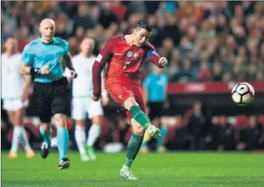  ??  ?? PUNTERÍA. Cristiano le hizo un doblete a Hungría para seguir en la carrera por el Mundial de Rusia.