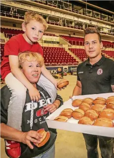  ?? RP-FOTO HANS-JÜRGEN BAUER ?? Nicklas Mannes brachte zum Frühstück belegte Brötchen ins Stadion, Tanja Wolter und Sohn Lukas bekamen auch ein Autogramm dazu.