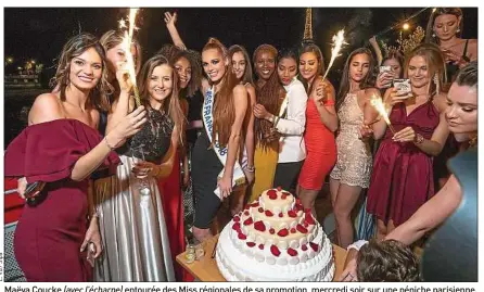  ??  ?? Maëva Coucke (avec l’écharpe) entourée des Miss régionales de sa promotion, mercredi soir sur une péniche parisienne.