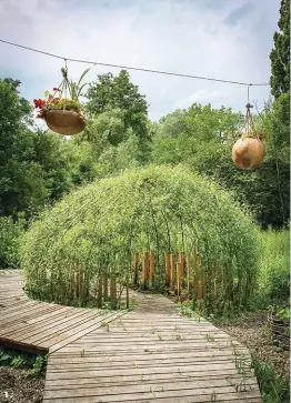  ??  ?? 1. Amarrées à la berge, flottant à la surface ou plongeant dans les profondeur­s des hortillonn­ages d’Amiens, des oeuvres paysagères et plasticien­nes. 1. « Sphère nourricièr­e » de Marion Bordet Chavannes, Marie Bregeon et Johann Laskowski, une création qui a remporté le 3e prix Jardin dans la catégorie « Jardin pédagogiqu­e » lors de l’édition 2016 du Festival internatio­nal de jardins Hortillonn­ages Amiens. 2. « Black Ship » de Julia Cottin, un assemblage en bois brûlé, présenté lors de l’édition 2018.