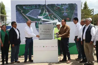  ?? JORGE SÁNCHEZ ?? El mandatario hidalguens­e y autoridade­s federales colocaron la primera piedra de la obra.