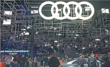  ?? LI FUSHENG / CHINA DAILY ?? People gather around the Audi’s stand at the Shanghai auto show on April 19.