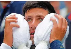  ?? FOTO: FRANKLIN/AP/DPA ?? Mit Hilfe von mit Eis gefüllten Handtücher­n versuchte Novak Djokovic, seine Körpertemp­eratur herunterzu­kühlen.