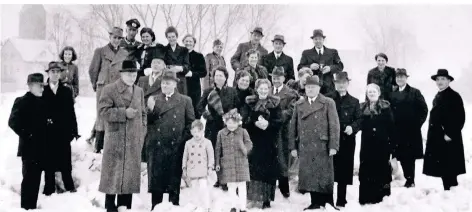  ?? FOTO: BAUER ?? Das Bild einer Hochzeitsg­esellschaf­t auf dem zugefroren­en Rhein 1942 vor der Kirche in Wittlaer ist eines der vielen historisch­en Fotos des Jahrbuchs.