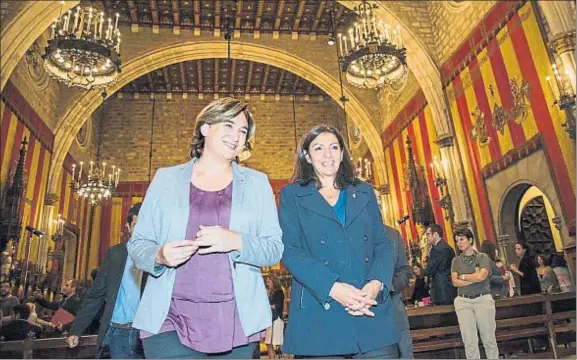  ?? XAVIER CERVERA ?? Ada Colau y Anne Hidalgo mostraron ayer su complicida­d en la firma del acuerdo de cooperació­n entre ambas ciudades en el Saló de Cent