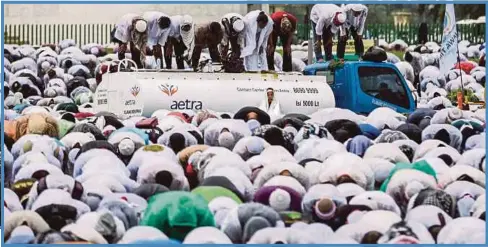  ??  ?? PESERTA perhimpuna­n menunaikan solat Jumaat di pekarangan Monumen Nasional di Jakarta, semalam. - EPA