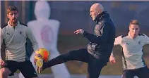  ?? GETTY ?? In azione a Milanello Stefano Pioli, 56 anni, tecnico del Milan, durante uno degli allenament­i post natalizi a Milanello. Allena i rossoneri dall’ottobre del 2019, quando è subentrato all’esonerato Marco Giampaolo