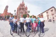  ??  ?? En total, 2 mil 200 alumnos con el mejor promedio recibieron una bicicleta por parte del programa ‘Estímulos a la Educación’./Especial