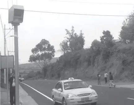  ??  ?? VELOCIDAD. Al pasar por Huaca en la Panamerica­na Norte, se ubican dos dispositiv­os que sancionan a quienes excedan