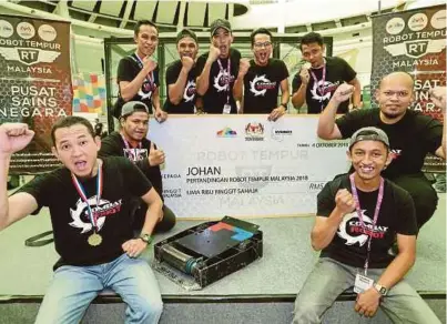  ??  ?? Team members of Institut Latihan Perindustr­ian (ILP) Mersing of Johor with their robot named Todak after the prize presentati­on ceremony of the 2018 National Robot Combat competitio­n at the National Science Centre in Kuala Lumpur recently.
