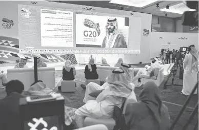  ?? — Gambar AFP ?? FOKUS: Pengamal media berkumpul di Pusat Media Antarabang­sa di Riyadh bagi mendengar ucapan pembukaan dari Raja Salman menjelang sidang kemuncak G20.