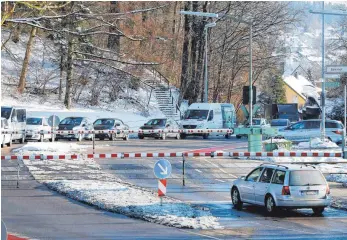  ?? FOTO: ROLAND RASEMANN ?? Ein Ärgernis: Schranken und Staus an der B 32