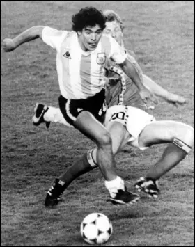  ?? ASSOCIATED PRESS FILES ?? Argentina’s Diego Maradona (front) is attacked by Belgium’s Guy Vandermiss­en during the opening game of the 1982 World Cup in Barcelona, Spain. The Argentine soccer great, who was among the best players ever and who led his country to the 1986 World Cup, died Wednesday at age 60.