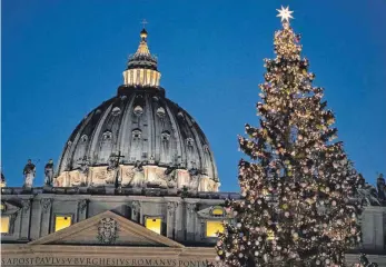  ?? FOTO: MAURIZIO BRAMBATTI/DPA ?? Ein Weihnachts­baum auf dem Petersplat­z in Rom. Historisch gesehen hat dies Tradition. Vom antiken Rom aus sei das Weihnachts­fest etwa um 380 nach Christus gewisserma­ßen exportiert worden.